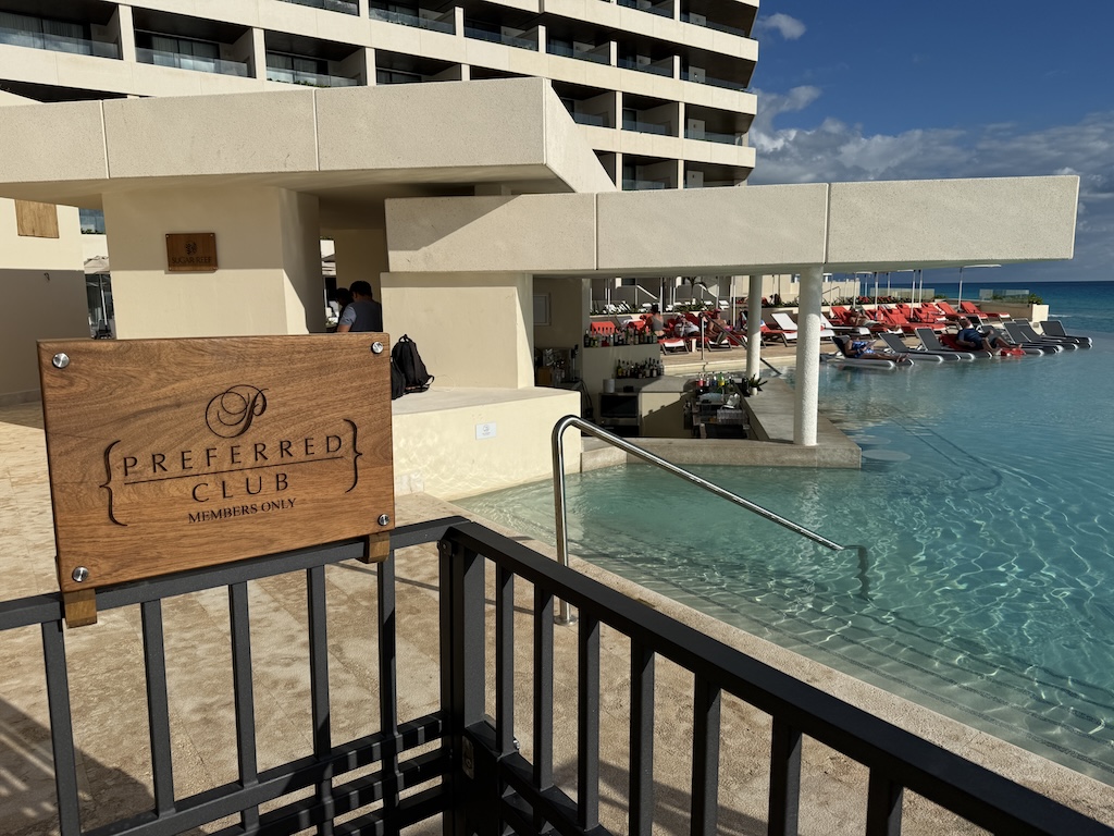 야외, 하늘, 물, 건물, 갑판, 보트, 해변, 휴가