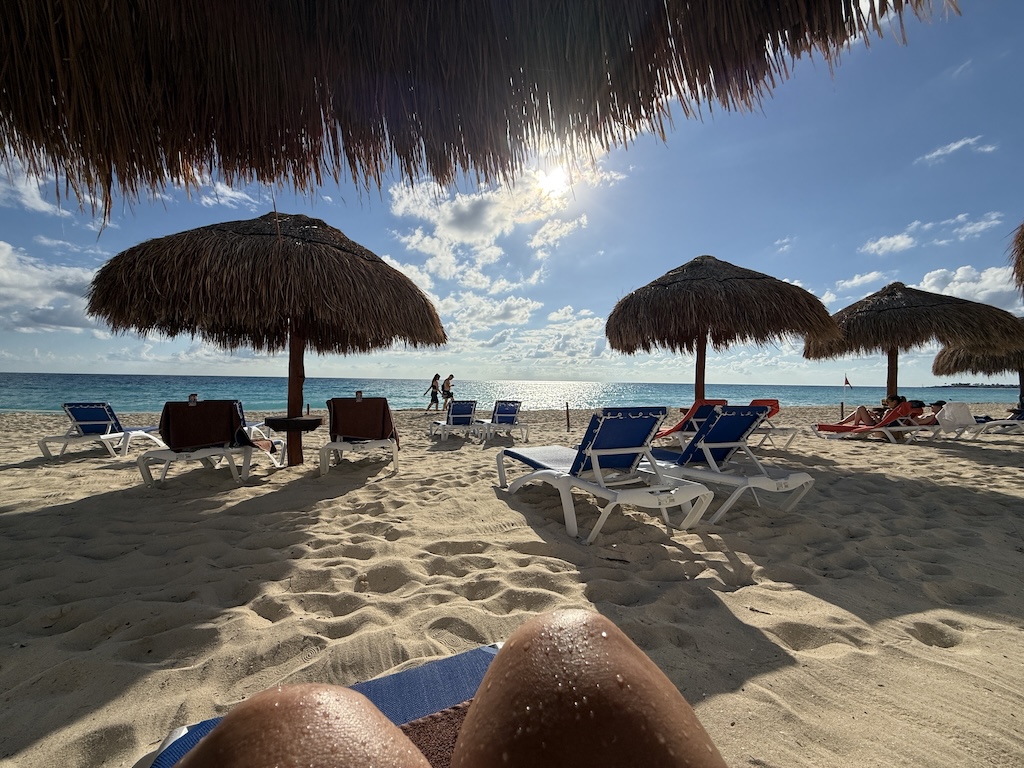 야외, 해변, 물, 하늘, 선탠, 일광욕 의자, 카리브해, 열대, 구름, 지상, 우산, 휴가, 나무, 여름, 해안, 의자, 태양, 사람들, 자연, 모래