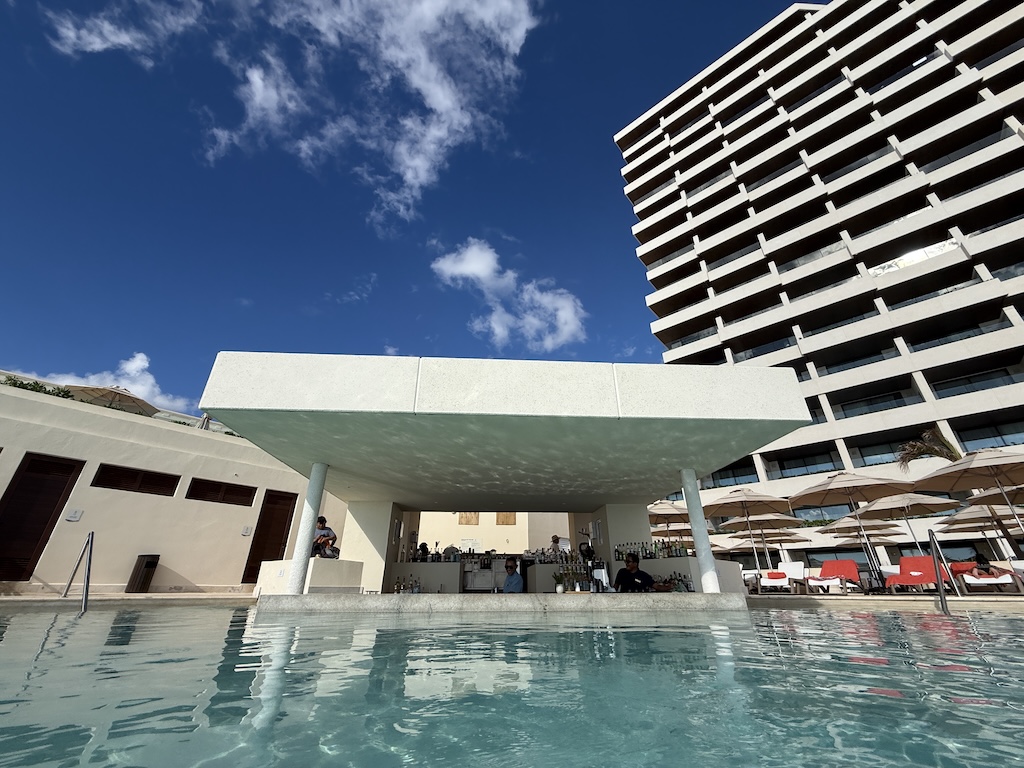 하늘, 야외, 물, 수영장, 구름, 건물, 건축물, 상업용 건물, 혼용, 포켓볼, 호텔