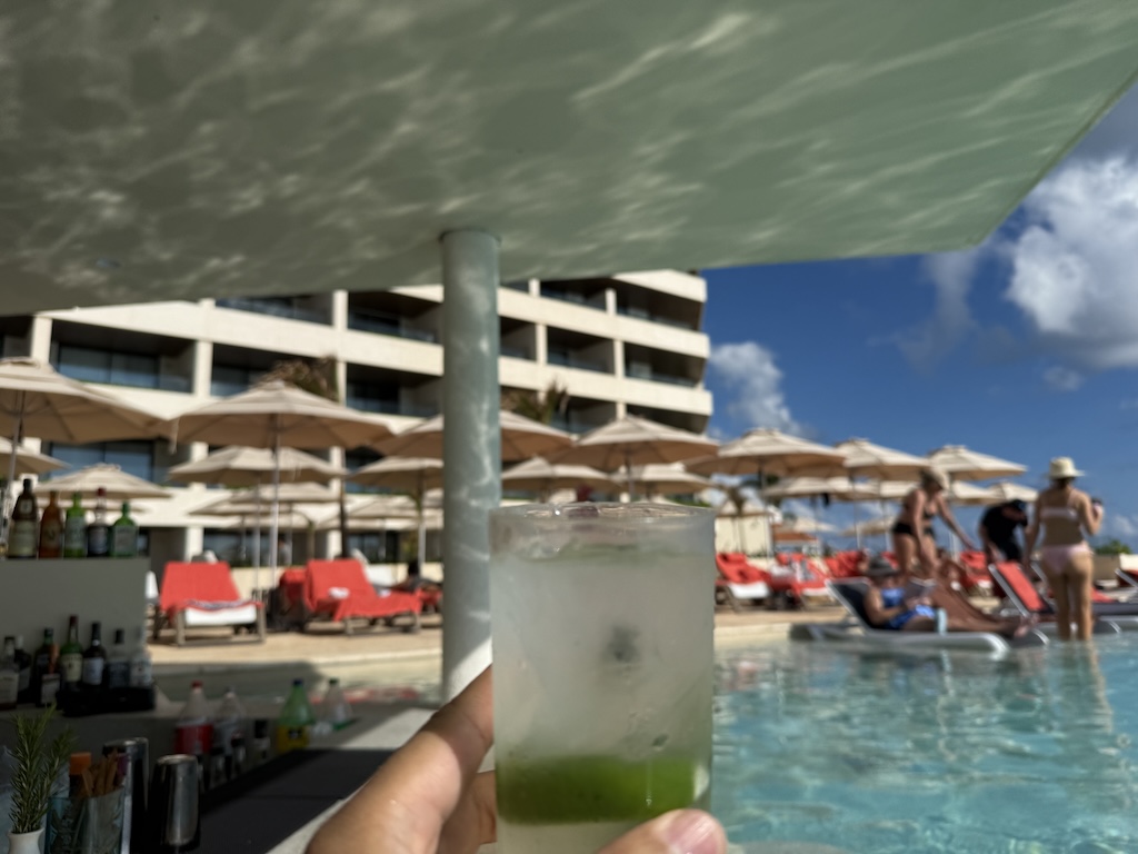 하늘, 야외, 음료, 구름, 수영장, 물, 사람, 리조트, 해변, 사람들, 휴가, 수영
