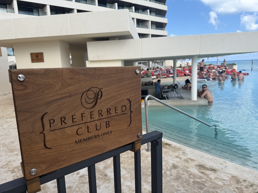 야외, 하늘, 건물, 구름, 물, 해변, 표지판, 지상, 휴가, 호텔, 갑판