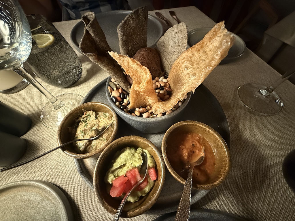 음식, 테이블웨어, 식사, 테이블, 스낵, 플래터, 접시, 요리, 브런치, 실내, 패스트푸드, 식기, 저녁 식사, 디너, 주방 도구, 와인잔, 사발, 점심, 서브웨어