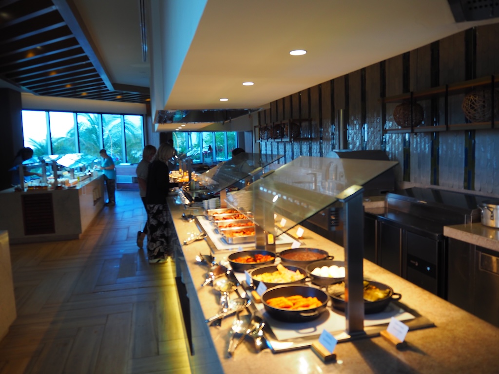 실내, 천장, 조리대, 바닥, 레스토랑, 벽, 테이블, 주방, 음식