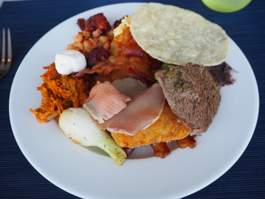 음식, 접시, 요리, 식사, 식재료, 포크, 패스트푸드, 아침 식사, 브런치, 풀코스 아침 식사, 테이블, 주식, 가니쉬, 플래터, 주방 도구, 일품 요리, 화이트, 실내, 고기, 달걀, 채소