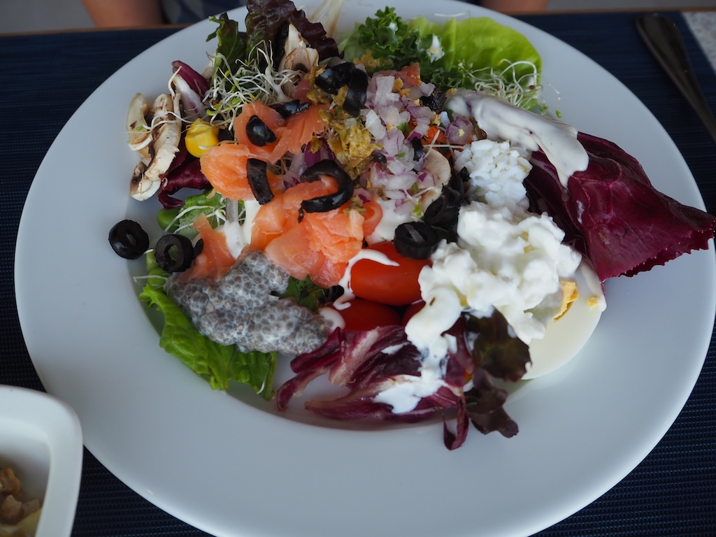 접시, 음식, 요리, 식사, 테이블웨어, 식기, 가니쉬, 플래터, 테이블, 식재료, 요리 예술, 잎채소, 브런치, 서브웨어, 일품 요리, 레시피, 실내, 아침 식사, 미식, 낙농, 코티지 치즈, 토마토, 저녁 식사, 화이트, 레스토랑, 채소, 샐러드