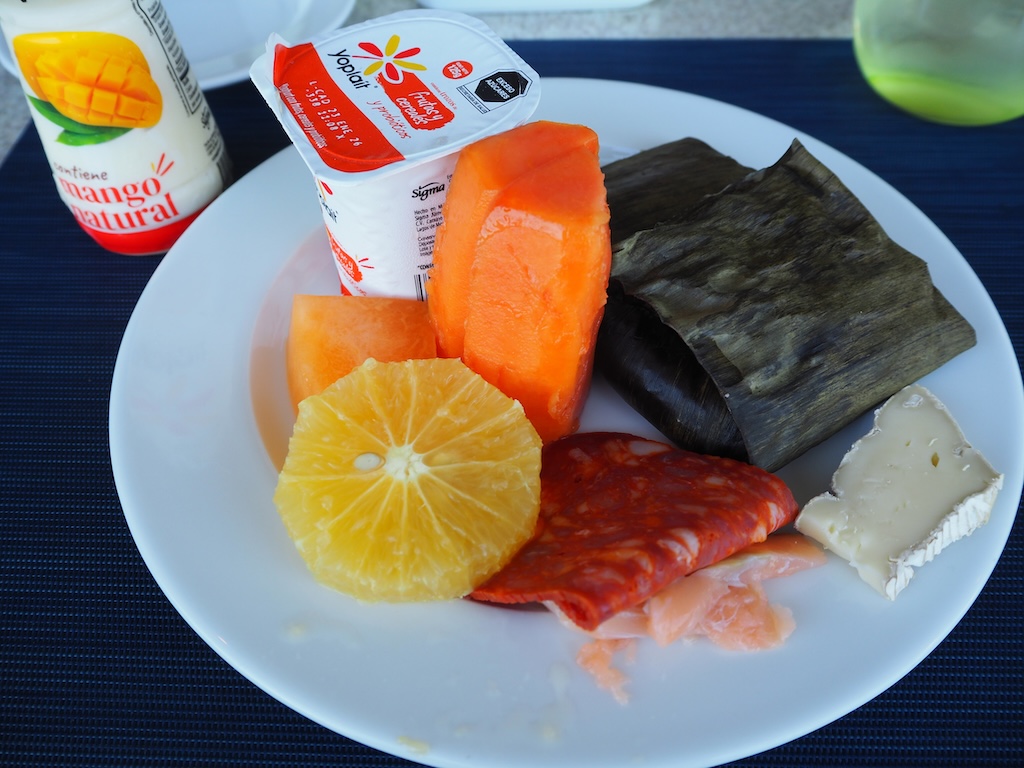 음식, 청량 음료, 레몬, 과일, 음료, 주스, 해산물, 라임, 식재료, 오렌지, 식사, 연어, 자몽, 테이블, 실내, 감귤류 과일