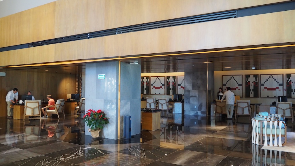 가구, 실내, 인테리어 디자인, 로비, 의자, 테이블, 바닥, 꽃병, 주방 및 식당 테이블, 벽, 천장, 방, 주방, 레스토랑