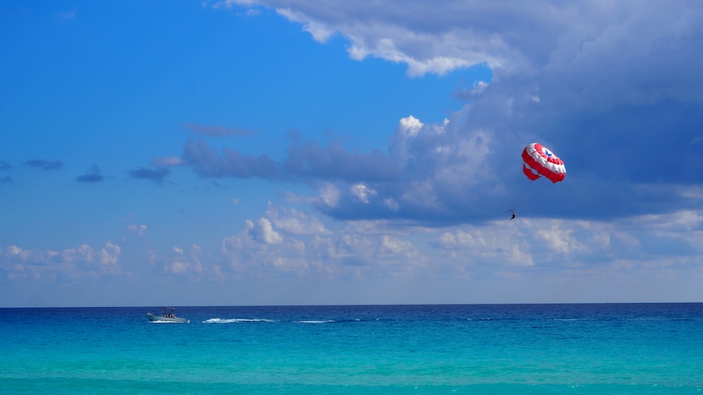 야외, 하늘, 구름, 물, 낙하산, 하늘빛, 윈드 스포츠, 연, 아쿠아, 카이트 스포츠, 해변, 바다, 대양, 블루, 휴가