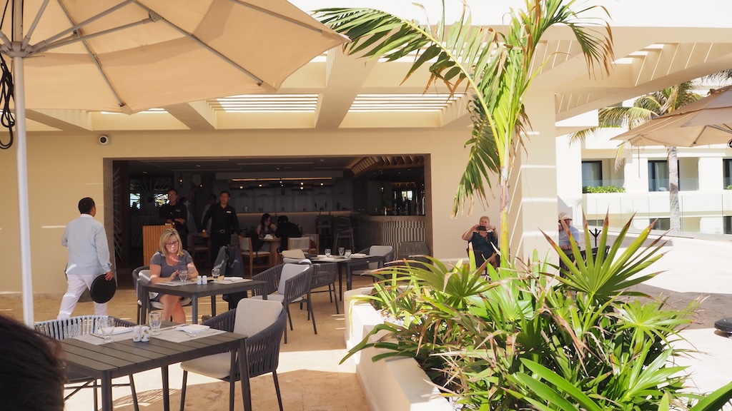 가구, 실내용 화초, 커피 테이블, 주방 및 식당 테이블, 천장, 테이블, 레스토랑, 의류, 사람, 건물, 파티오, 화분, 식물, 창문, 실내, 사람들, 벽, 야외, 다이닝, 바닥, 의자