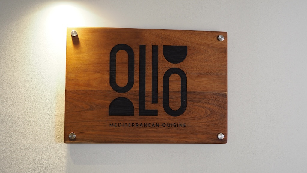 텍스트, 벽, 표지판, 폰트, 직사각형, 번호, 실내