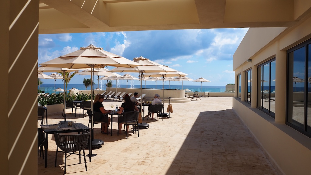 야외, 하늘, 구름, 가구, 그늘, 건물, 테이블, 물, 일광욕 의자, 해변 리조트, 해변, 지상, 리조트, 바닥, 의자, 갑판, 휴가, 호텔, 대양