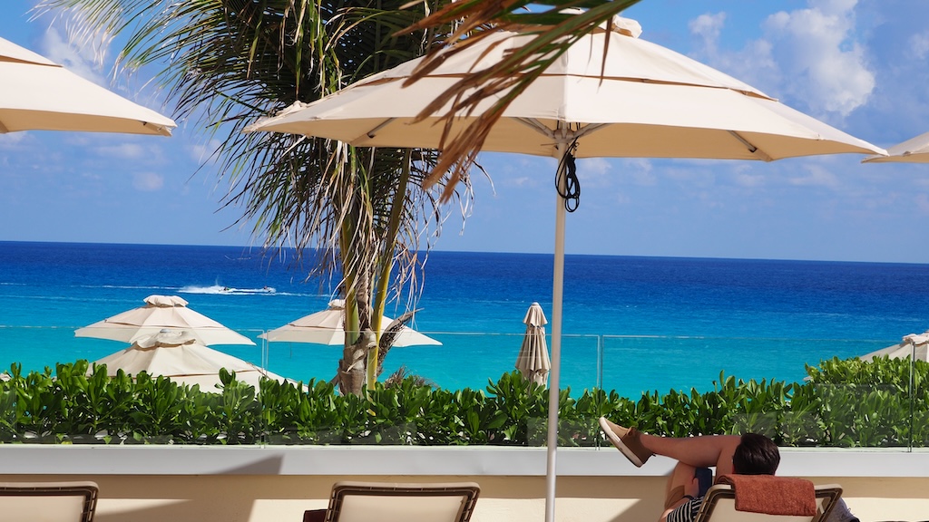 야외, 하늘, 물, 우산, 일광욕 의자, 그늘, 해변, 열대, 카리브해, 가구, 리조트, 해변 리조트, 야자수, 야외 가구, 나무, 의자, 휴가, 잔디, 지상, 대양