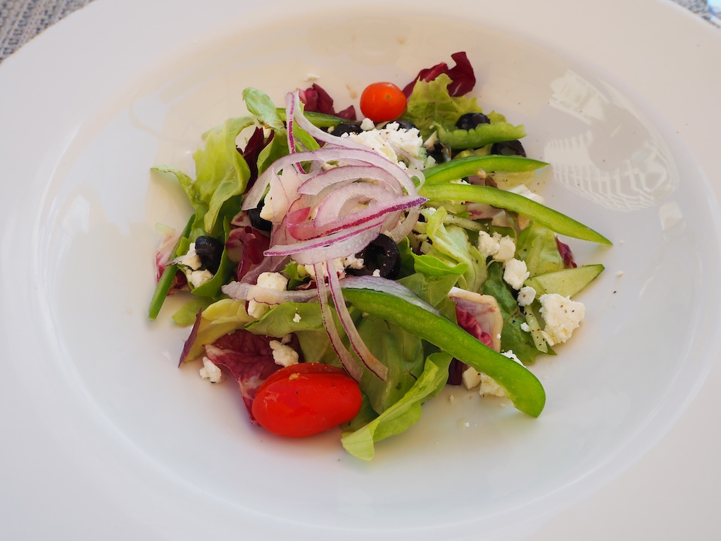 요리, 음식, 샐러드, 접시, 잎채소, 식재료, 가든 샐러드, 가니쉬, 농산물, 토마토, 시금치 샐러드, 주식, 슈퍼푸드, 요리 예술, 그리크 샐러드, 실내, 화이트, 채소