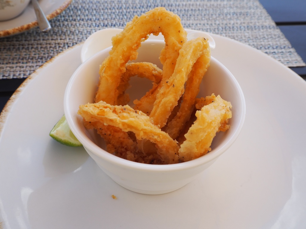 음식, 튀긴 음식, 패스트푸드, 튀김, 스낵, 요리, 반찬, 튀기기, 프렌치 프라이, 정크푸드, 테이블, 어니언링, 양파 튀김, 레스토랑, 실내, 감자 튀김