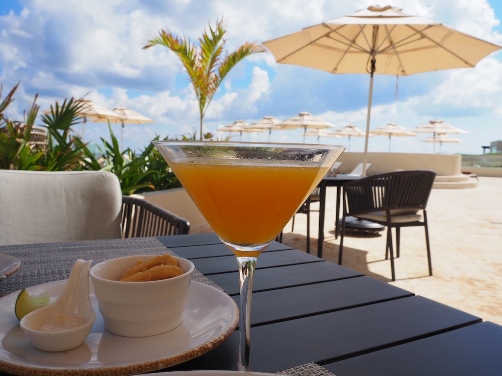 하늘, 칵테일, 야외, 음료용기, 테이블웨어, 주스, 테이블, 스템웨어, 해변, 우산, 클래식 칵테일, 바웨어, 알코올 음료, 지상, 앉기, 레스토랑, 오렌지, 알코올, 음료, 음식, 휴가