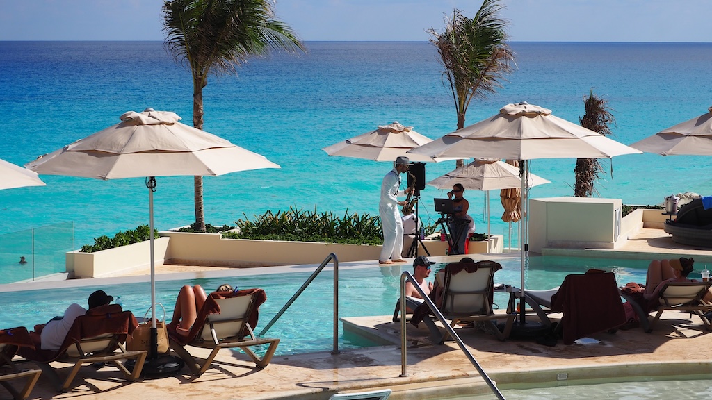 야외, 우산, 일광욕 의자, 해변, 해변 리조트, 열대, 야자수, 카리브해, 하늘, 나무, 의자, 물, 가구, 리조트 타운, 그늘, 수영장, 야외 가구, 사람들, 휴가, 잔디, 지상, 리조트, 대양