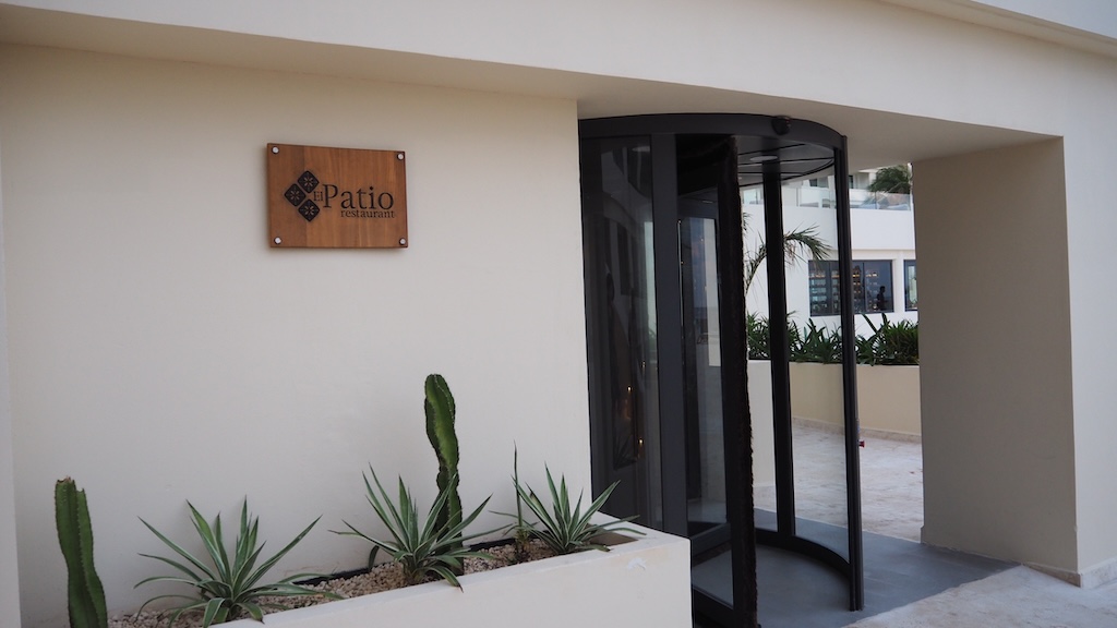 벽, 실내용 화초, 화분, 건물, 꽃병, 실내, 부지, 창문, 야외, 식물, 문, 호텔, 예술