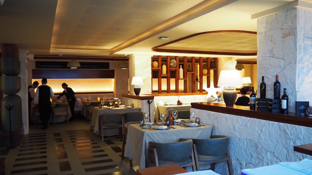 가구, 실내, 벽, 천장, 병, 의자, 주방 및 식당 테이블, 인테리어 디자인, 조리대, 식당, 커피 테이블, 레스토랑, 테이블, 호텔, 바닥, 휴가