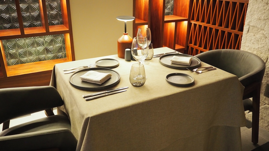 가구, 테이블웨어, 실내, 식탁, 벽, 식탁보, 테이블, 주방 및 식당 테이블, 다이닝 룸, 리넨, 인테리어 디자인, 레스토랑, 접시, 의자, 꽃병, 센터피스, 다이닝, 바닥