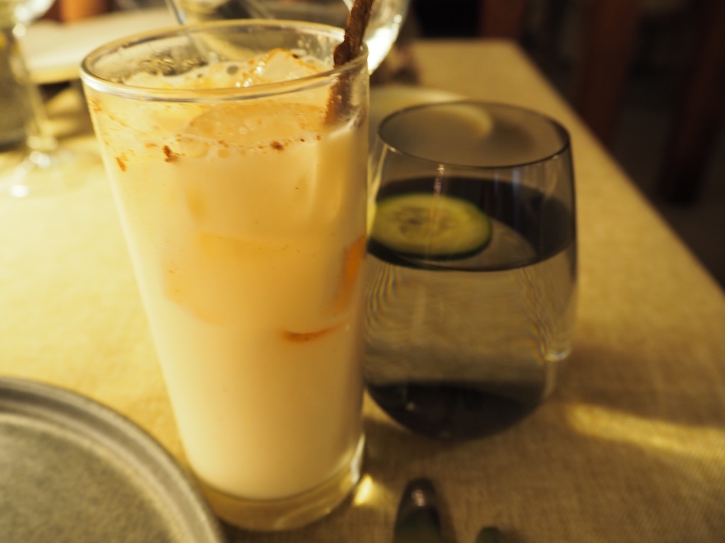 낙농, 음료용기, 테이블웨어, 테이블, 실내, 컵, 서브웨어, 우유, 무알콜 음료, 라시, 주스, 음식, 음료, 레스토랑