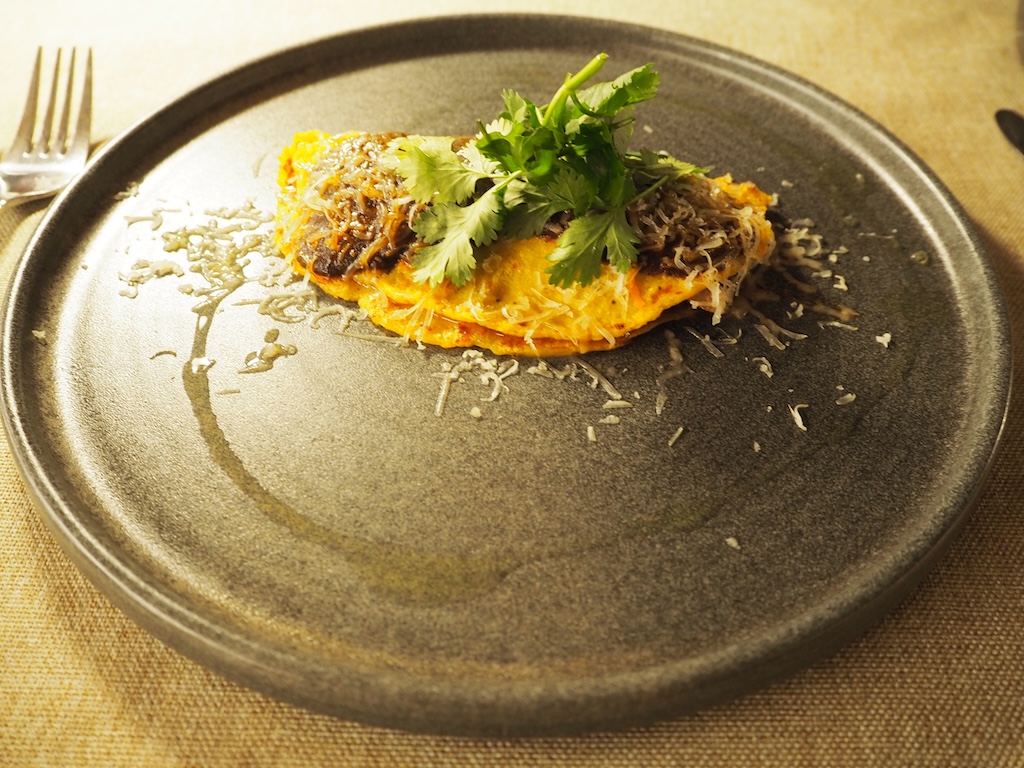 음식, 접시, 요리, 포크, 패스트푸드, 테이블, 주방 도구, 식사, 은식기, 가니쉬, 실내, 일품 요리, 플래터, 레시피, 요리 예술, 식기, 앉기, 레스토랑, 테이블웨어