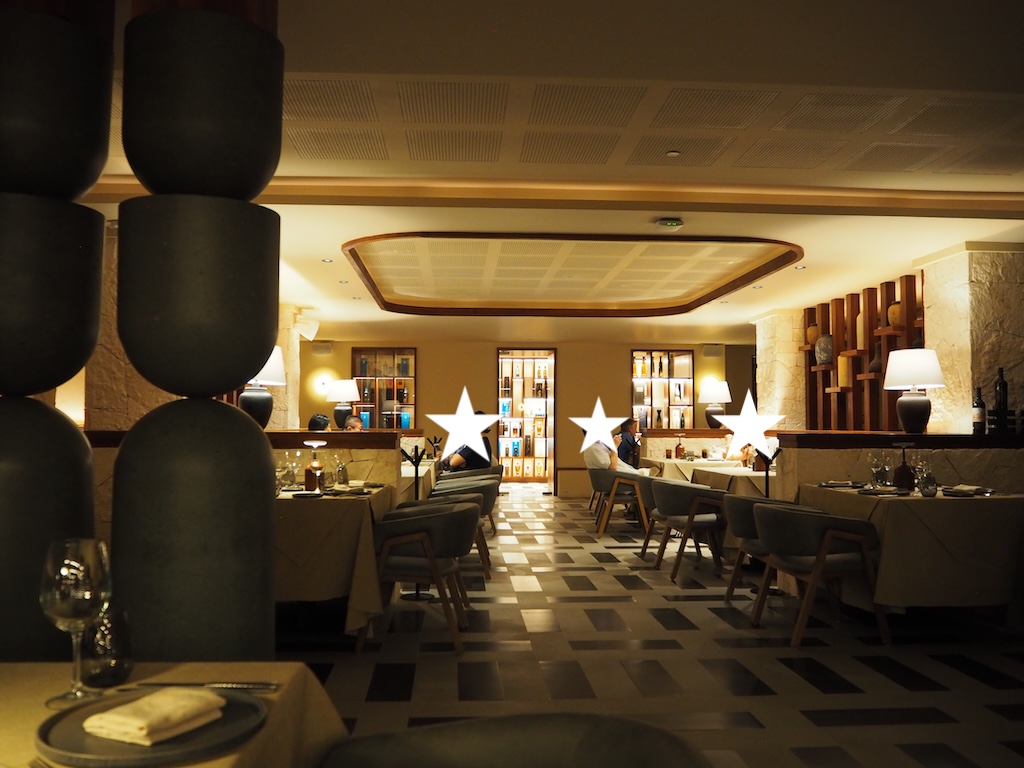 실내, 천장, 인테리어 디자인, 테이블, 벽, 가구, 천장 설비, 의자, 로비, 꽃병, 레스토랑, 거울, 바닥, 방, 호텔