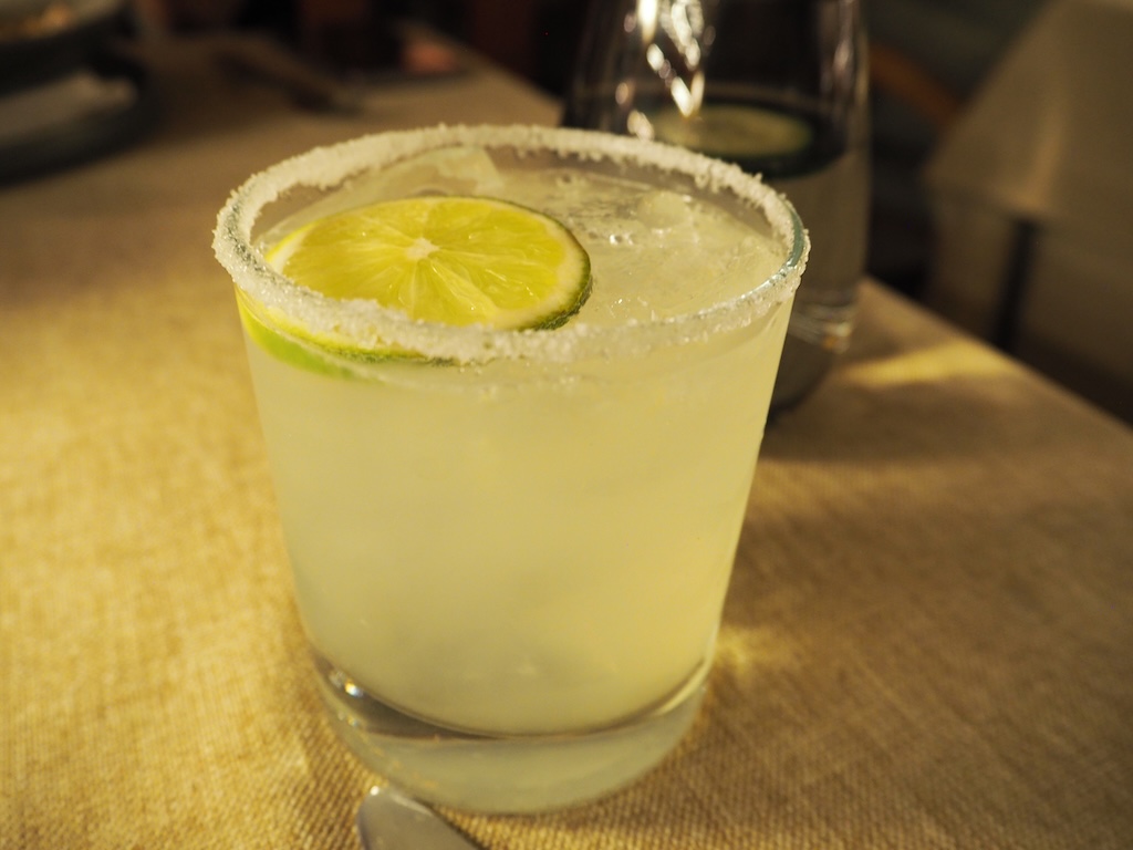 음료, 음식, 칵테일, 클래식 칵테일, 김렛, 라임, 칵테일 장식, 레몬-라임, 진토닉, 라임 에이드, 아이스 큐브, 음료용기, 레모네이드, 톰 콜린스, 레몬, 티 펀치, 카이피리냐, 레몬 소다, 레몬 주스, 액체, 감귤류 과일, 키 라임, 라임 주스, 하이볼, 탄산, 모히토, 카이피로스카, 보드카와 토닉, 리키, 올드 패션 유리잔, 무알콜 음료, 주스, 가미카제, 알코올 음료, 리모나나, 민트 줄렙, 하이볼 글라스, 바웨어, 다이키리, 아구아스 프레스카스, 드라이버, 페르시아 라임, 하비 월뱅어, 청량 음료, 실내, 과일 음료