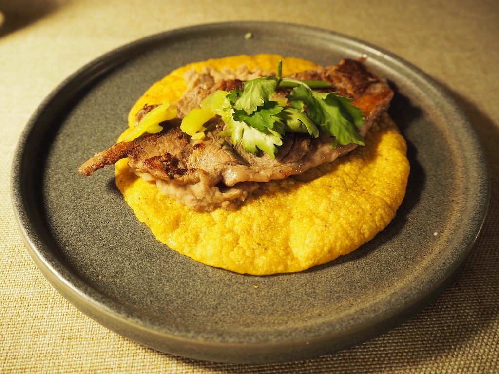 음식, 패스트푸드, 요리, 실내, 앉기, 노랑, 레스토랑