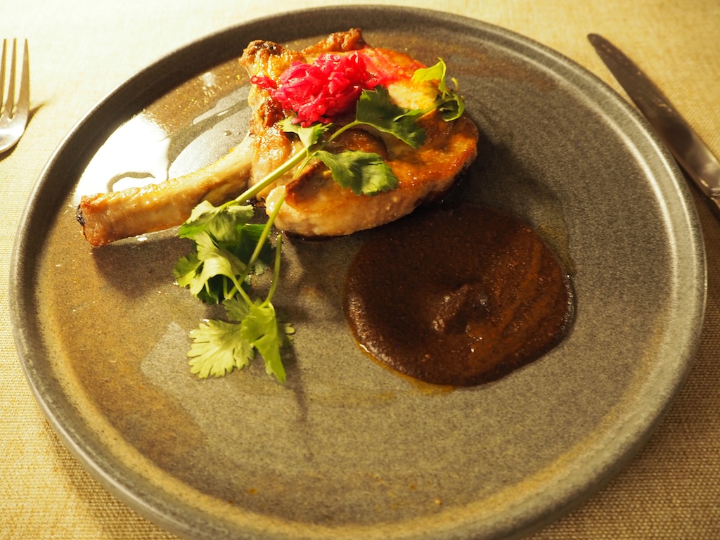 음식, 접시, 요리, 식사, 포크, 주방 도구, 테이블, 테이블웨어, 실내, 가니쉬, 일품 요리, 플래터, 패스트푸드, 은식기, 식기, 식재료, 채소, 브런치, 요리 예술, 제빵 제품, 레스토랑, 식물