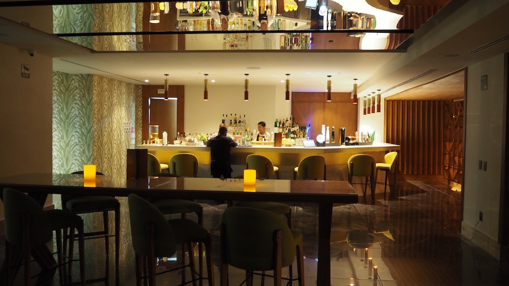 실내, 가구, 벽, 의자, 레스토랑, 주방 및 식당 테이블, 병, 천장, 인테리어 디자인, 조리대, 바, 바닥, 테이블, 다이닝