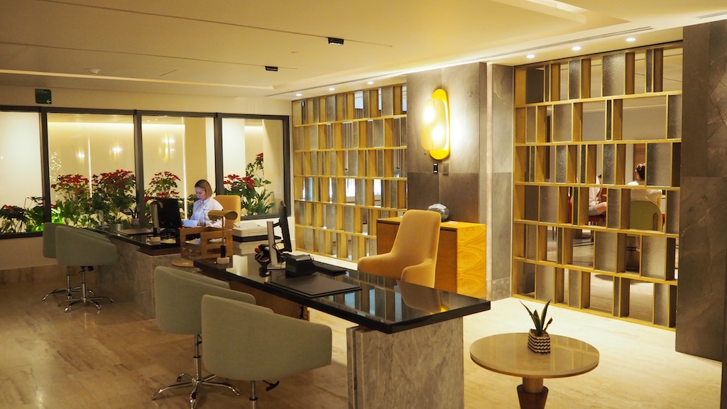 실내, 벽, 인테리어 디자인, 천장, 조리대, 바닥, 수납장, 가구, 테이블, 싱크대, 꽃병, 커피 테이블, 실내용 화초, 선반, 찬장, 아지트, 창문, 주방, 집, 방, 디자인