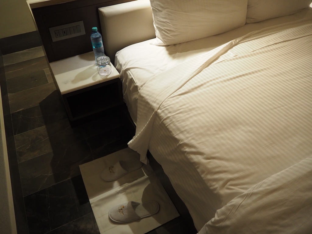 실내, 가구, 벽, 리넨, 침대시트, 침구, 이불 커버, 침대, 매트리스, 인테리어 디자인, 쿠션, 이불, 침대 프레임, 침실용 탁자, 전등갓, 화이트, 소파, 바닥, 베개, 방, 호텔, 침대보, 침실