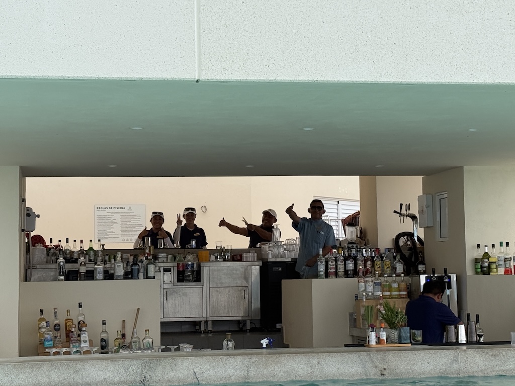 벽, 병, 실내, 사람들, 사람, 천장, 스탠딩, 테이블