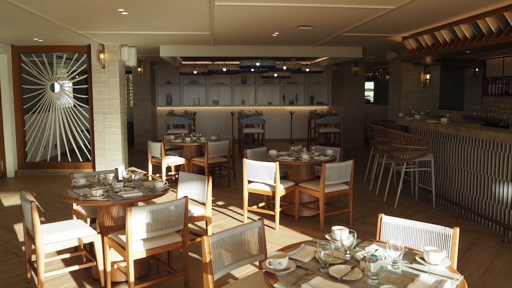 가구, 실내, 주방 및 식당 테이블, 천장, 레스토랑, 인테리어 디자인, 벽, 테이블, 바닥, 커피 테이블, 다이닝 룸, 방, 다이닝, 의자