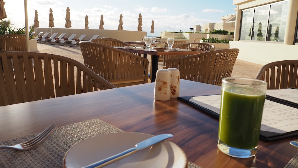 가구, 음료, 하늘, 테이블, 주스, 테이블웨어, 목재, 야외, 실내, 레스토랑, 음식, 휴가