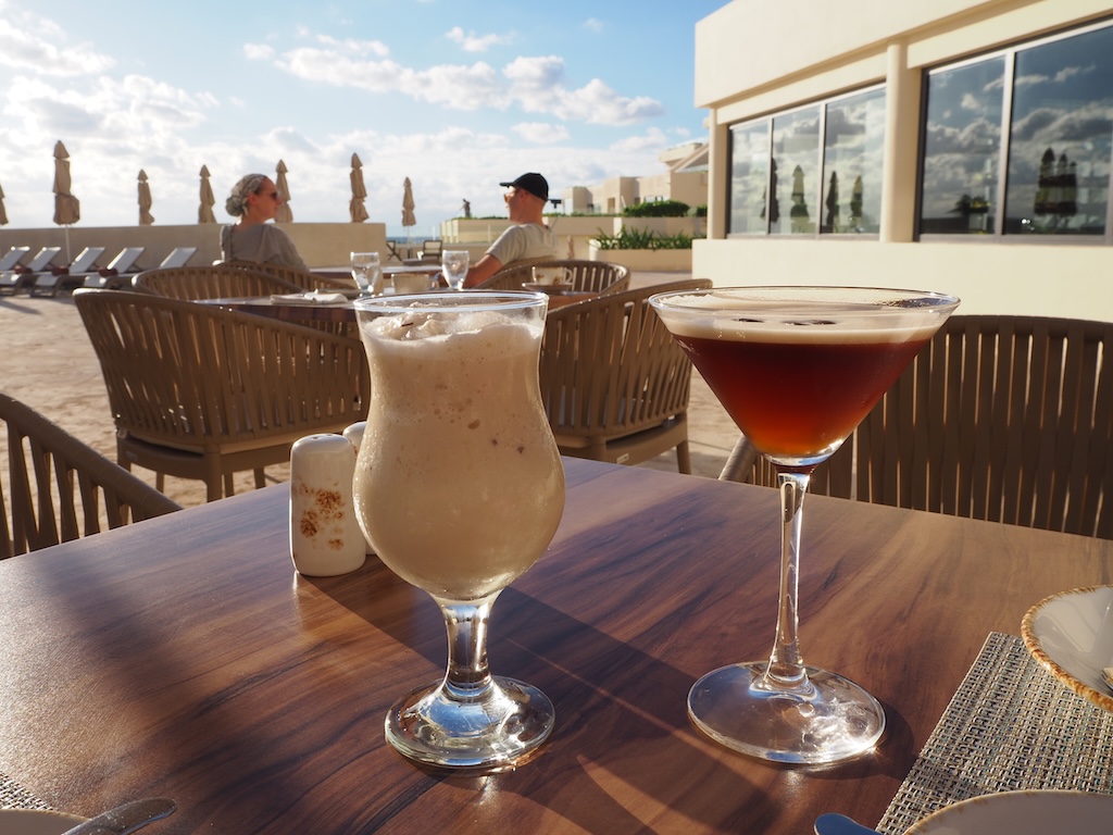 음료, 음료용기, 스템웨어, 바웨어, 테이블웨어, 칵테일, 하늘, 알코올 음료, 테이블, 와인잔, 샴페인 스템웨어, 포도주, 레스토랑, 클래식 칵테일, 아페리티프, 야외, 알코올, 음식, 앉기, 용기, 유리