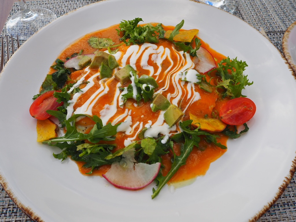 음식, 접시, 가니쉬, 요리, 식재료, 요리 예술, 잎채소, 일품 요리, 레시피, 식기, 플래터, 화이트, 테이블, 실내, 채소, 레스토랑, 샐러드, 토마토, 식물, 소스