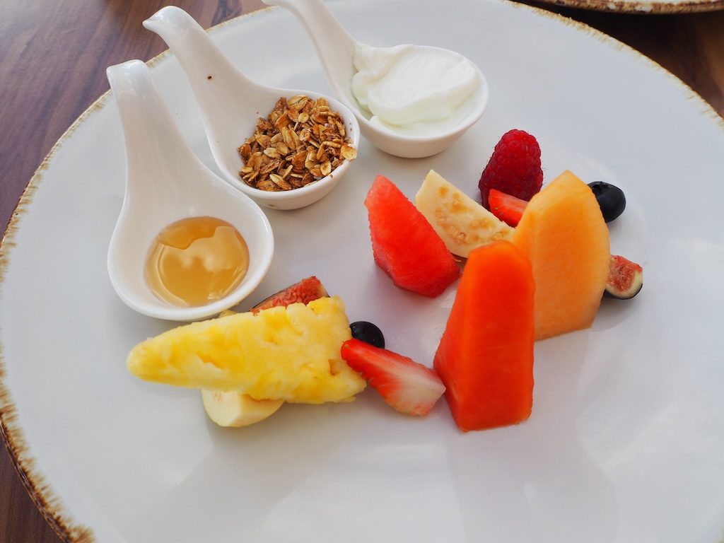 음식, 접시, 식사, 식재료, 테이블, 테이블웨어, 낙농, 플래터, 식기, 스낵, 서브웨어, 주방 도구, 요리, 슈퍼푸드, 요리 예술, 푸드그룹, 브런치, 실내, 과일 샐러드, 채식주의자 음식, 딸기, 과일, 사발, 아침 식사