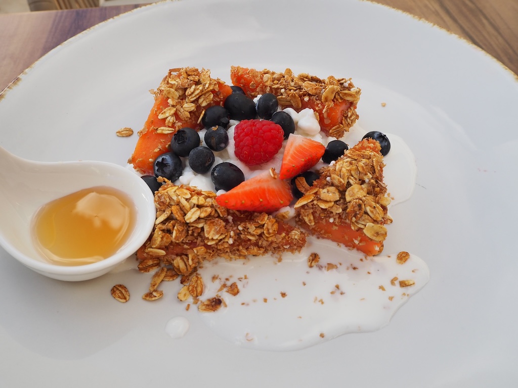 음식, 접시, 요리, 식사, 과일, 테이블웨어, 스낵, 식기, 서브웨어, 식재료, 플래터, 디저트, 베리, 테이블, 실내, 화이트, 오렌지, 아침 식사