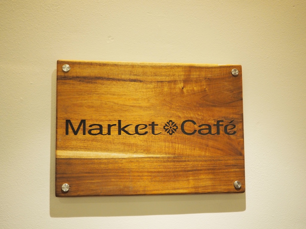 벽, 텍스트, 직사각형, 목재, 광택제, 우드, 표지판, 실내