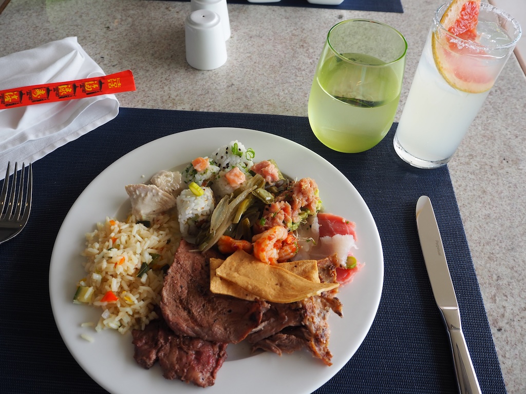 음식, 음료, 식사, 주스, 테이블웨어, 테이블, 포크, 요리, 브런치, 접시, 청량 음료, 칵테일, 아침 식사, 주방 도구, 패스트푸드, 음료용기, 고기, 레스토랑