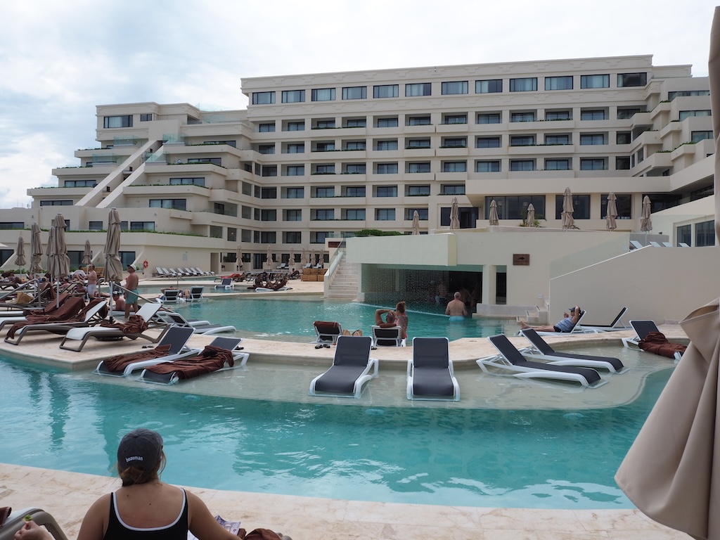 야외, 하늘, 수영장, 건물, 물, 리조트, 리조트 타운, 수영, 온천, 스파 타운, 레저 센터, 보트, 휴가, 사람들, 사람, 앉기, 호텔, 포켓볼