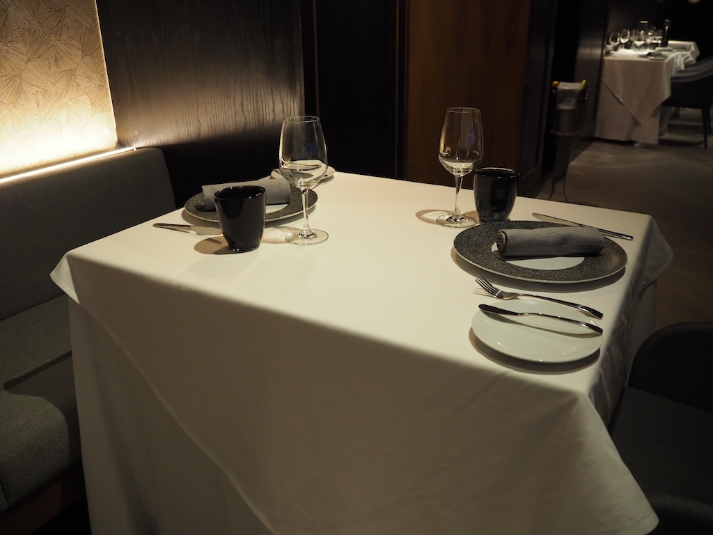 테이블웨어, 실내, 식탁보, 가구, 와인잔, 벽, 꽃병, 의자, 스템웨어, 테이블, 음료용기, 리넨, 센터피스, 접시, 서브웨어, 주방 및 식당 테이블, 샴페인 스템웨어, 식탁, 다이닝