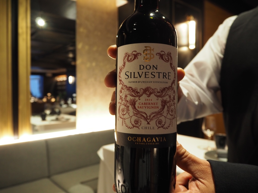 음료, 음식, 사람, 실내, 포도주, 병, 유리병, 알코올 음료, 알코올, 벽, 맥주, 청량 음료