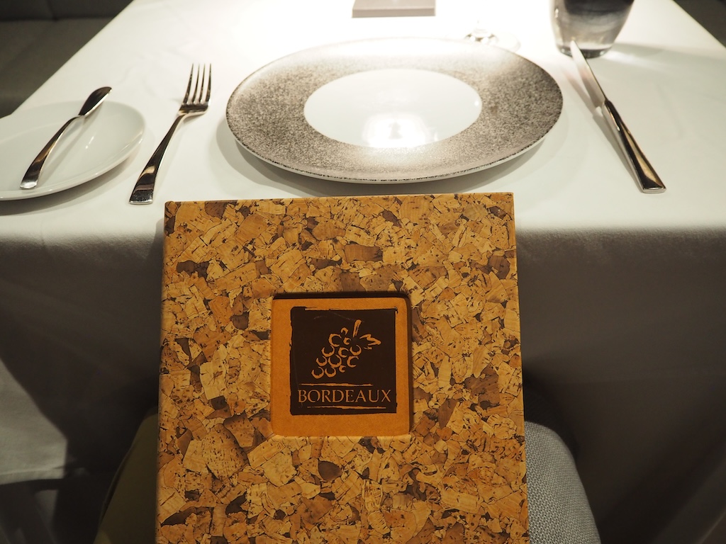 테이블웨어, 테이블, 접시, 주방 도구, 포크, 플래터, 은식기, 식기, 실내, 벽