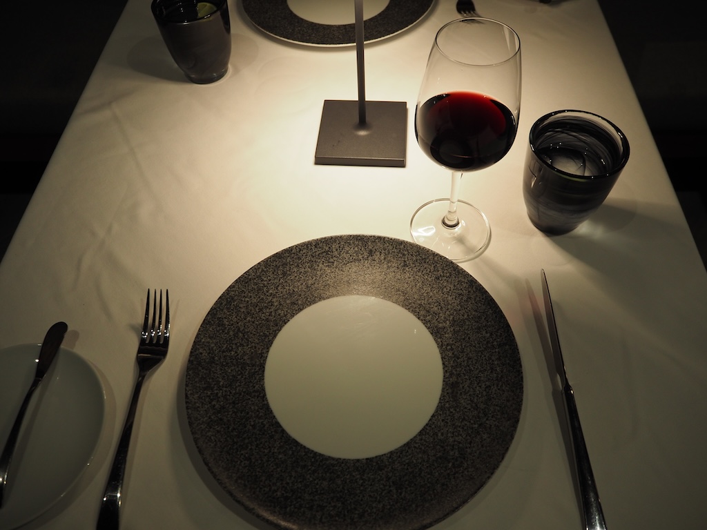 테이블웨어, 주방 도구, 접시, 와인잔, 테이블, 실내, 플래터, 은식기, 포크, 음료, 식기, 포도주, 숟가락, 음료용기, 서브웨어, 스템웨어, 벽, 음식