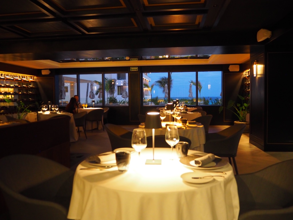 가구, 실내, 천장, 테이블, 테이블웨어, 의자, 주방 및 식당 테이블, 와인잔, 식탁보, 인테리어 디자인, 유리, 다목적 홀, 리허설 디너, 벽, 레스토랑, 방, 다이닝, 호텔