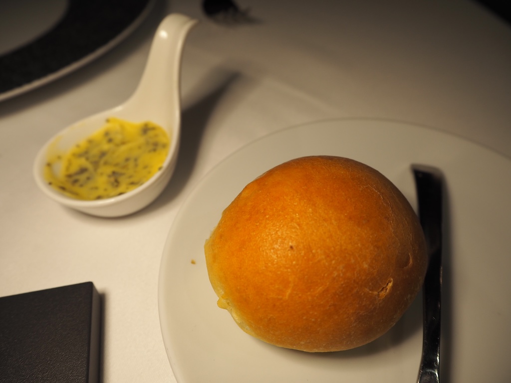 음식, 실내, 주방 도구, 접시, 패스트푸드, 식재료, 숟가락, 테이블, 테이블웨어, 사발, 앉기