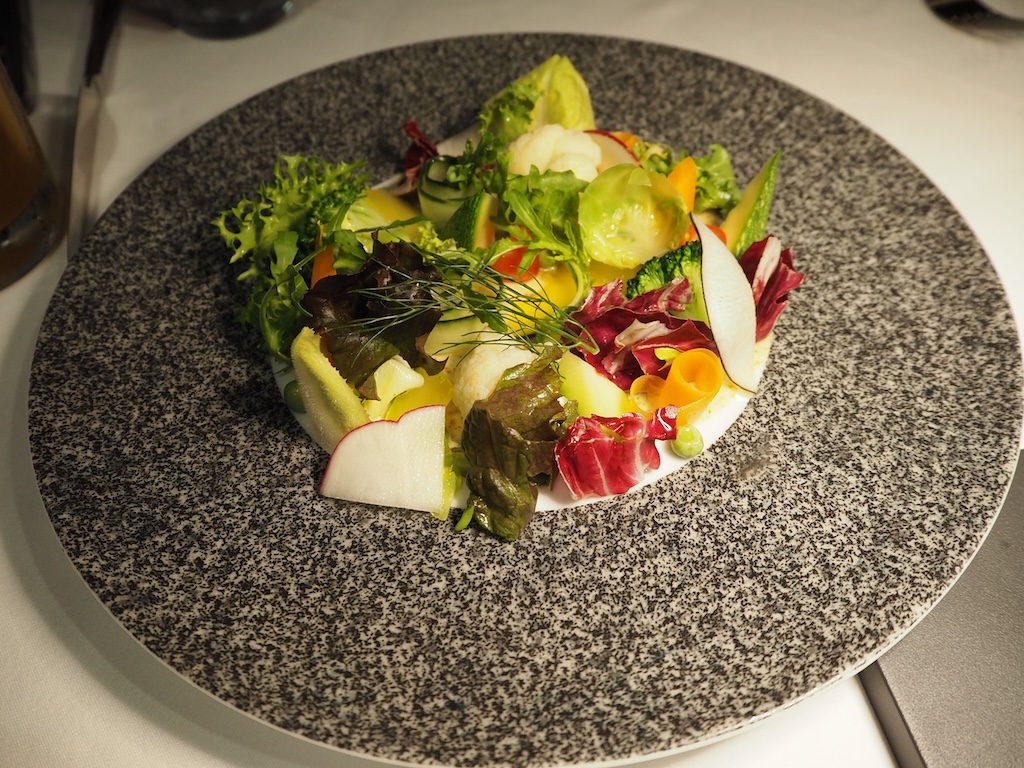 음식, 접시, 실내, 가니쉬, 식재료, 플래터, 잎채소, 테이블, 요리 예술, 샐러드, 테이블웨어, 일품 요리, 채소, 레스토랑