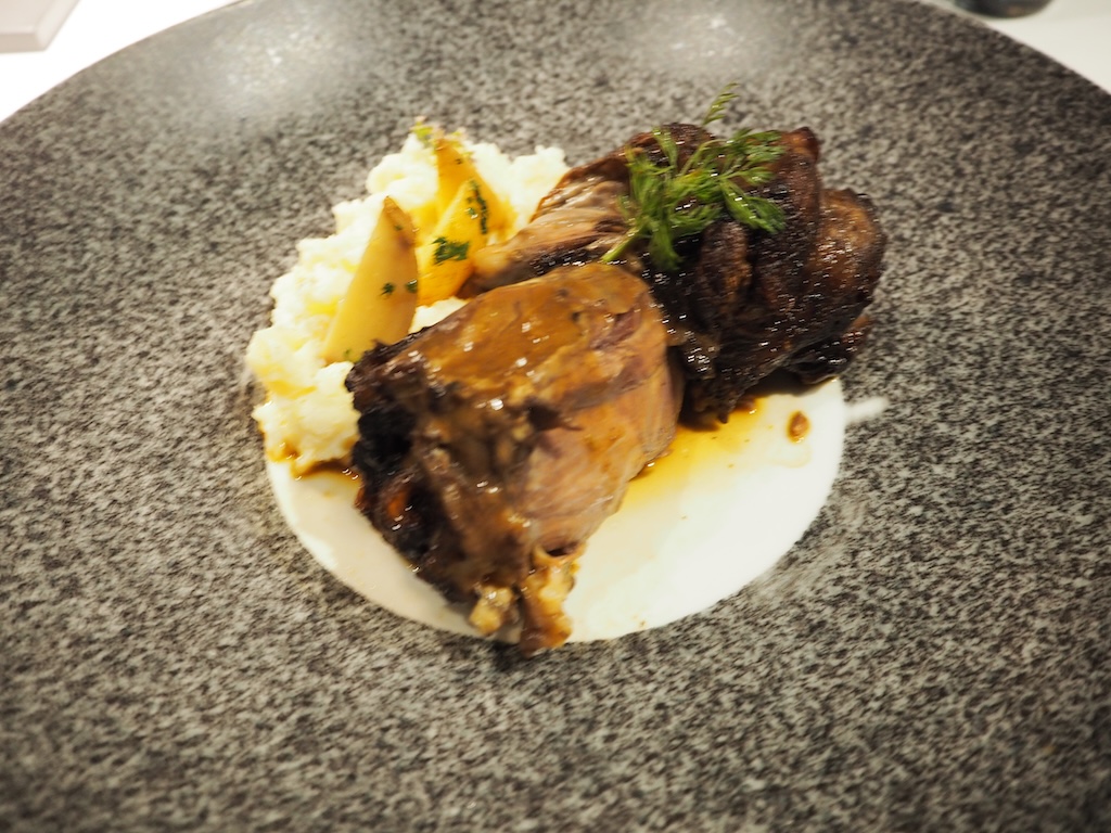 요리, 접시, 음식, 브레이징, 실내, 일품 요리, 스테이크 소스, 화이트, 고기, 레스토랑, 데리야끼